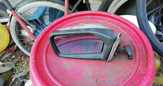 Auton sivu peili. M-B.