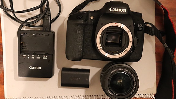 Kamerapaketti: EOS 7D + EF-S 18-55mm f/4-5.6 IS STM + härpäkkeet