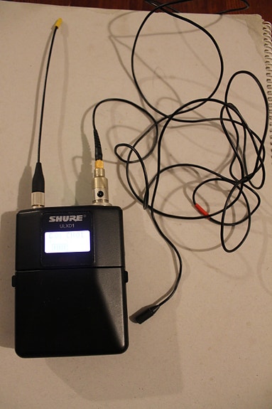 Shure ULXD1 - langaton lähetin sekä nappimikrofoni + kantokassi
