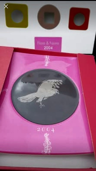 Arabia Flora & Fauna 2004 -seinälautanen, alkuperäinen lahjalaatikko