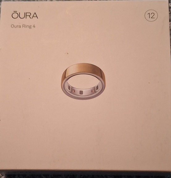 Oura 4 kultainen, koko 12. 2kk käytetty.