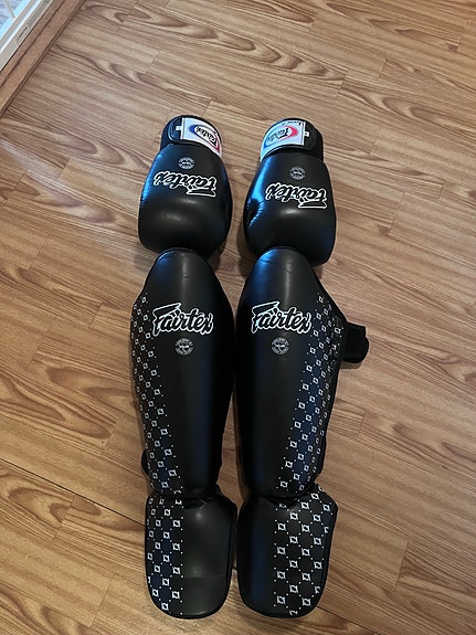 Fairtex säärisuojat ja nyrkkeilyhanskat