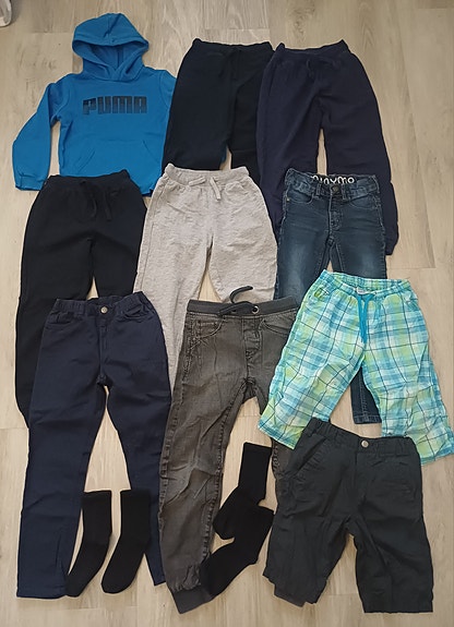 Poikien vaatepaketti/housupaketti koko 122/128. Hoikalle lapselle 10 osaa +sukat