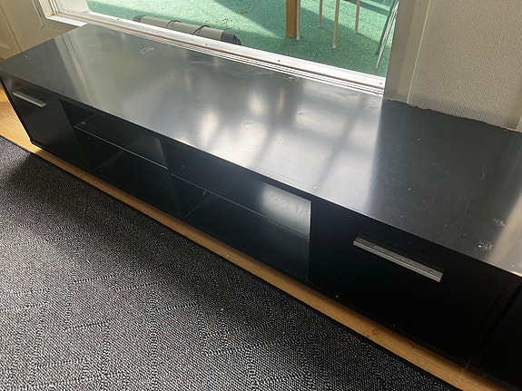 Annetaan 2 kpl mustia ikea (Bestå?) tv tasoja