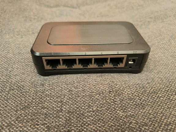 5-porttinen ethernet-kytkin / switch hub 10/100M