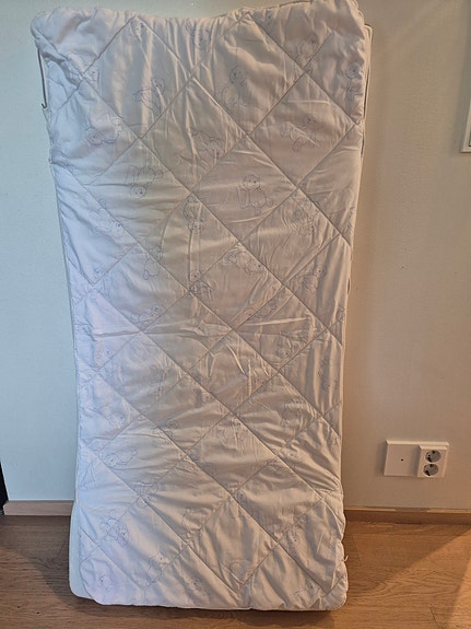 Myydään Ikea Krummelur pinnasängyn patja 120×60 cm + patjansuojus ja lakana