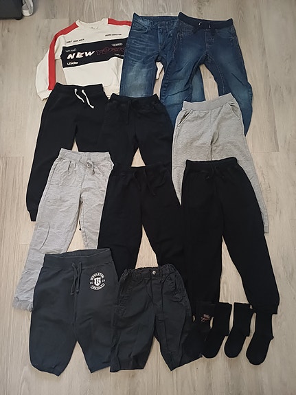 Poikien vaatepaketti/housupaketti koko 122/128. Hoikalle lapselle 11 osaa +sukat