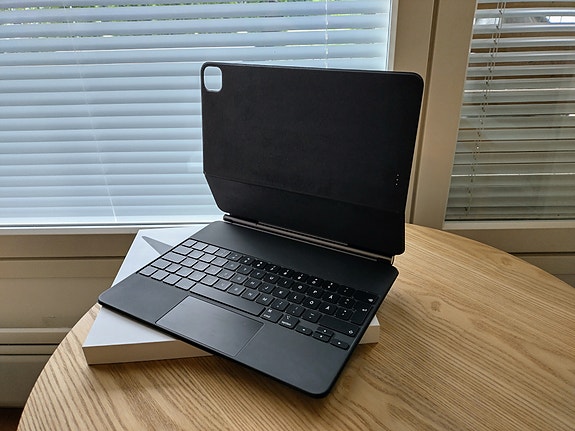 Myydään: Apple Magic Keyboard iPadille (Suomi/Nordic-näppäimistö)