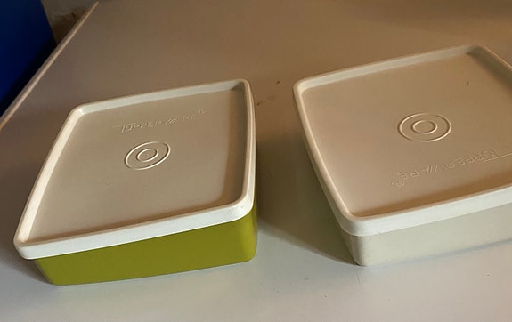 Tupperware säilytysrasiat kannella