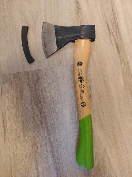 Fiskars kirves puuvarrella