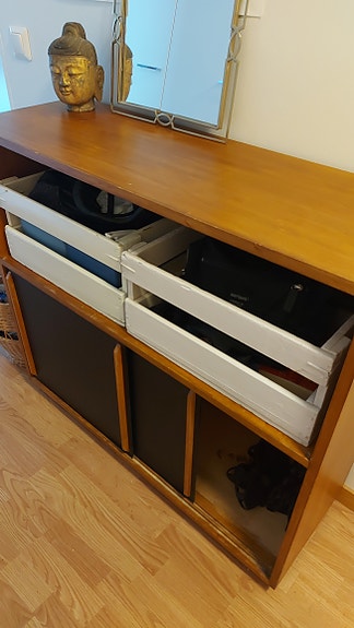 Vanha täyspuinen hylly