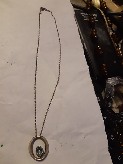 Vintage hopeinen kaulakoru vihreällä kivellä