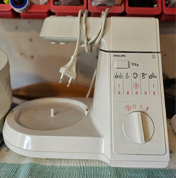 Philips yleiskone vatkaimella ja taikinakoukulla