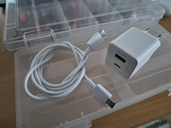 Huawei puhelintarvikkeet laturi ja kuulokkeet