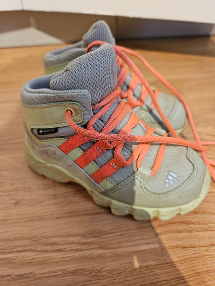 Adidas goretex kengät
