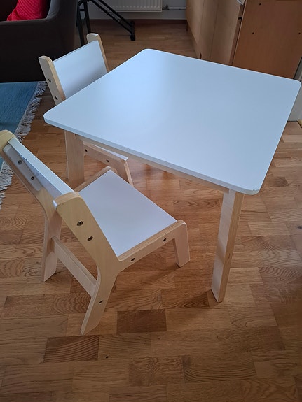 Lasten pöytä ja kaksi tuolia