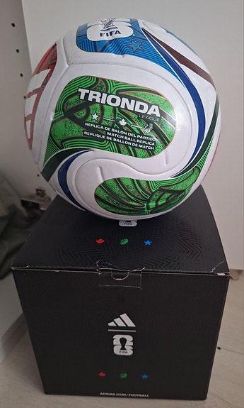 Uusi Adidas Trionda jalkapallo koko 4