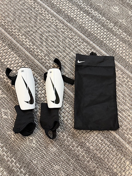 Nike lasten säärisuojat M (130–140 cm)