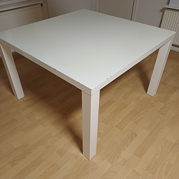 Korkeakiiltoinen ruokapöytä