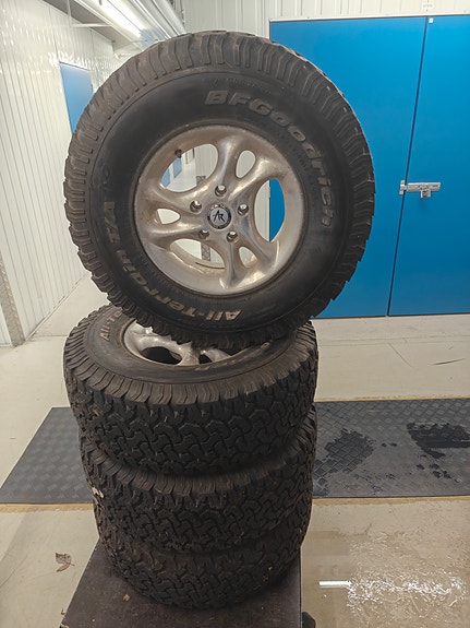 American Racing vanteet ja Allterrain renkaat