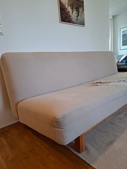 Kunnostusta vaativa 50-60-luvun vuodesohva