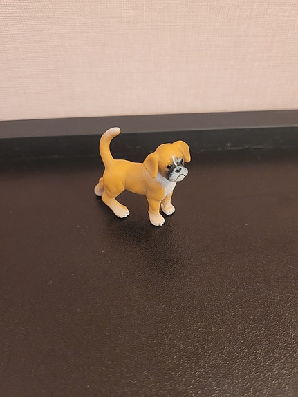 Schleich bokseri koira pentu.