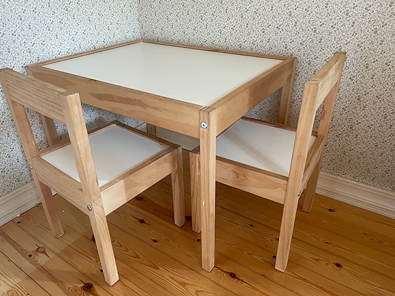 IKEA lasten pöytä ja kaksi tuolia