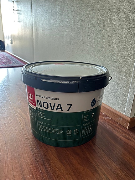 Tikkurila Nova 7 valkoinen, vaaleanvihreä ja rosa seinä- ja kattomaali 9 l