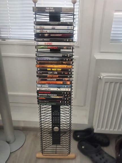 dvd levyhylly ja elokuvia