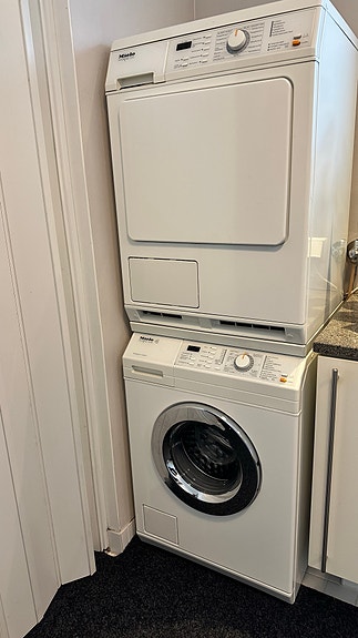 MIELE pyykinpesukone ja kuivausrumpu välisarjalla