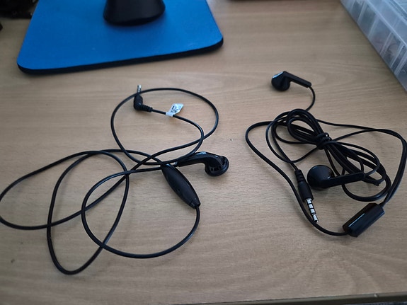 Nokia ja UKCA nappikuulokkeet autokäyttöön