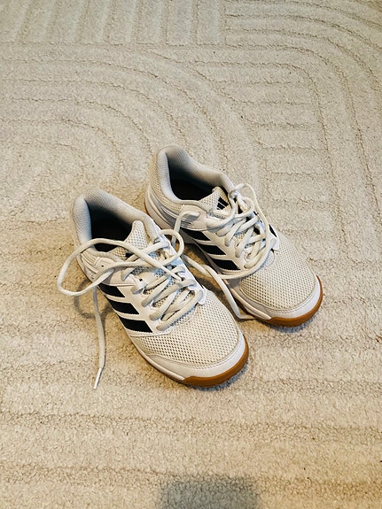Adidas sisäpelikengät