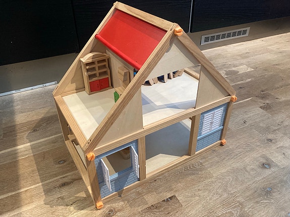 Doll house (nukkekoti) with some furniture and dolls