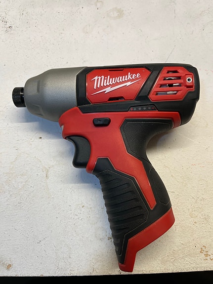 Milwaukee iskevä ruuvinväännin