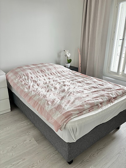 120x200 cm harmaa runkopatjasänky – hyväkuntoinen