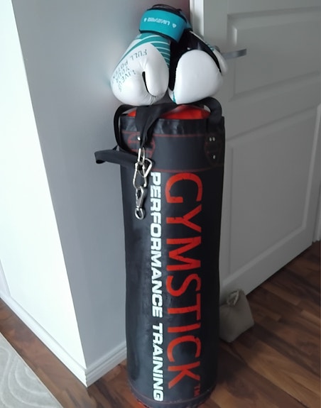 Gymstickin nyrkkeilysäkki ja hanskat