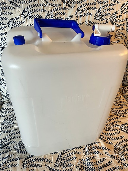 Vesikanisteri hanalla 20 l +5 l