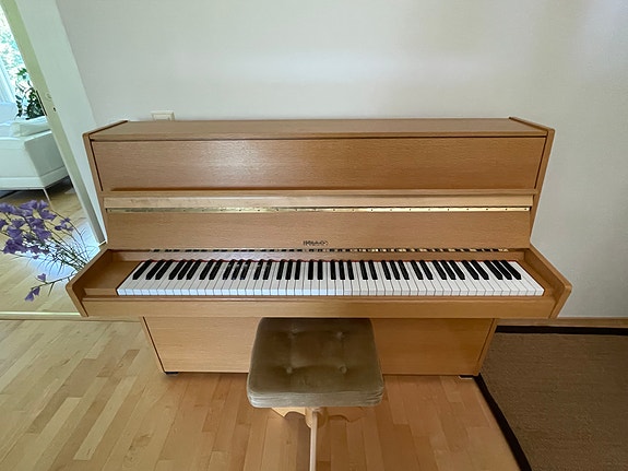 Annetaan Hellaksen piano ja pianotuoli