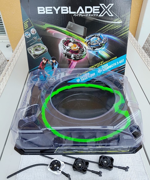 Beyblade X Xtreme areena, 2 hyrrää ja 3 laukaisijaa