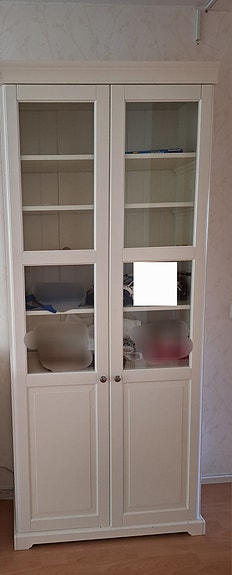 Varattu: IKEA LIATORP -vitriinikaappi (96 × 214 cm)