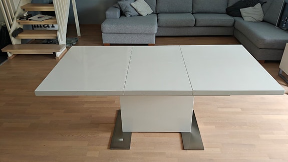 Laajennettava ruokapöytä 130–180×90 cm, toimiva mekanismi, siisti