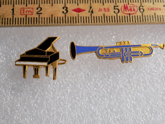 Trumpetti + flyygeli lukkoneulamerkki