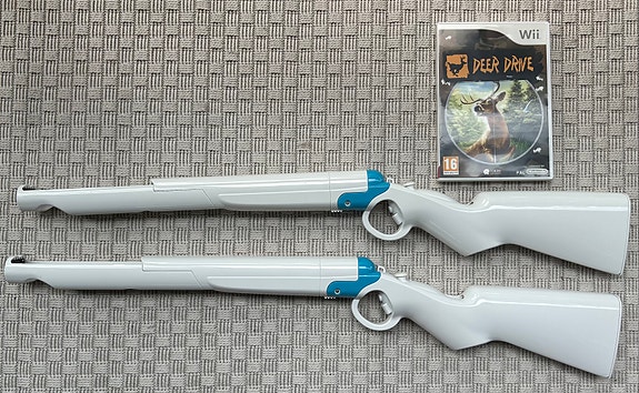 Nintendo Wii Deer Drive -peli + 2 Wii-kivääriä