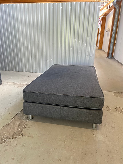 Tumman harmaa jenkkisänky 120cm