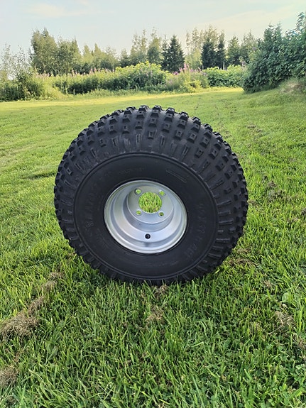 22x11-8 mönkijän rengas vanteella 4x100