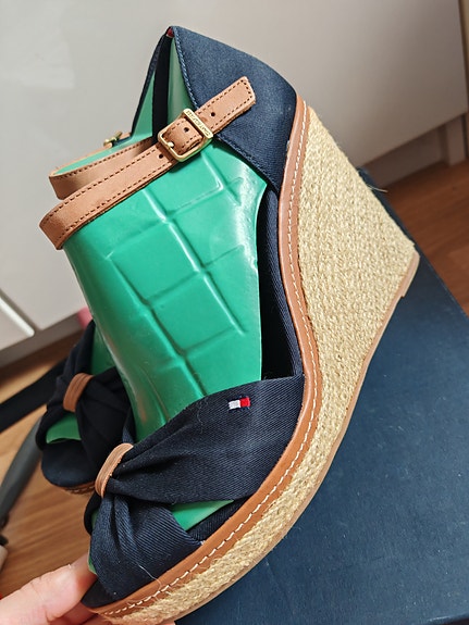 Tommy Hilfiger kiilakorkosandaalit 40 UUDET
