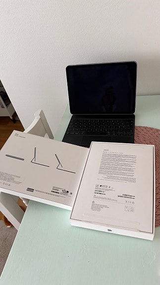 Apple iPad Air 11 -inch 256 GB ja IPad Magic Keyboard