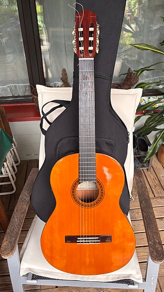 Yamaha CGX-101 elektroakustinen klassinen kitara + kantolaukku