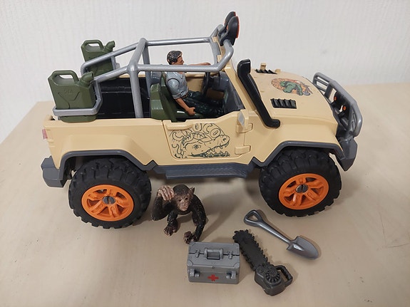 Schleich maastoauto lelufiguureilla