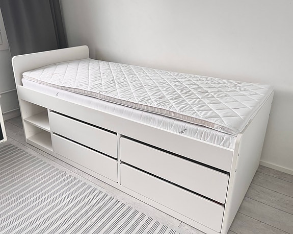 IKEA Släkt sänky laatikoilla ja patjalla (VARATTU)